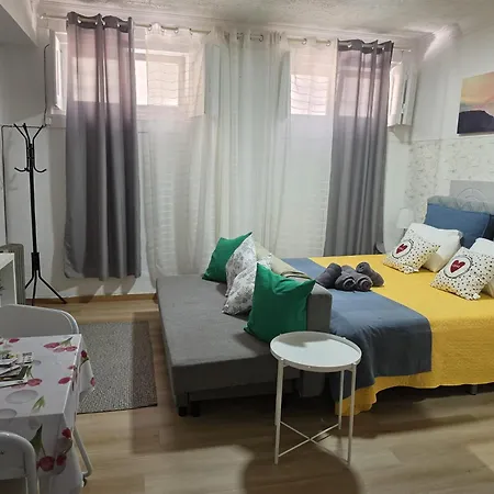Cave -1 Estudio Inteiro No Areeiro Em Lisbon