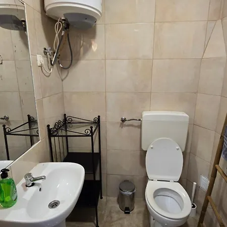 Cave -1 Estudio Inteiro No Areeiro Em Lisboa